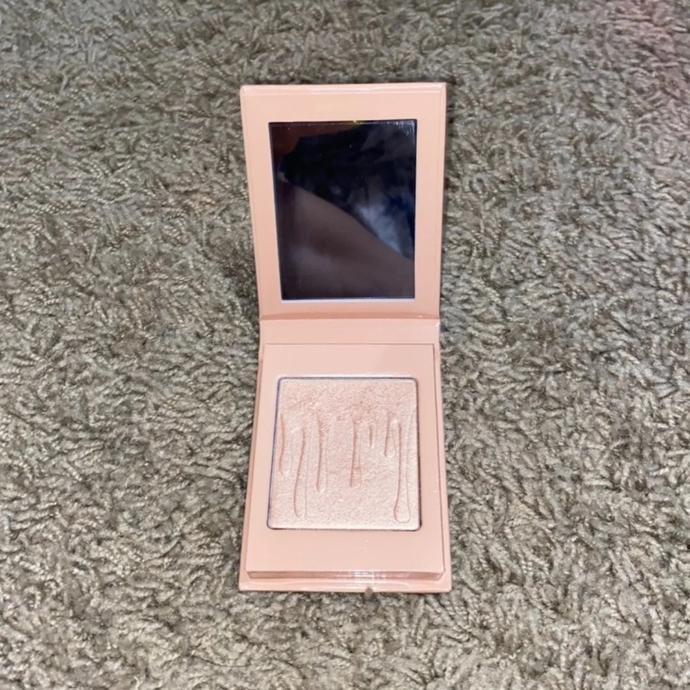 Kylie Jenner salted caramel highlighter